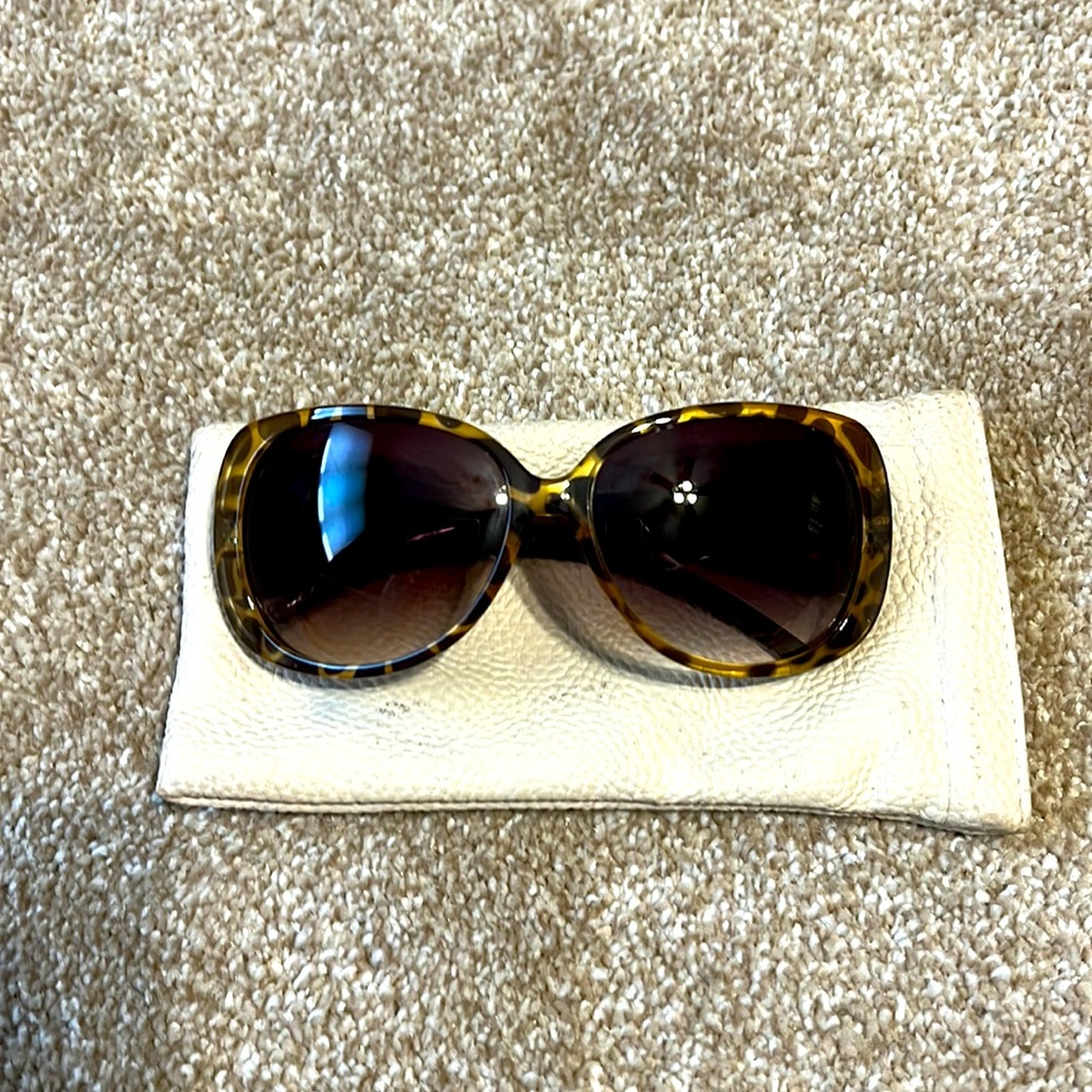 Tortoise shell design sunglasses